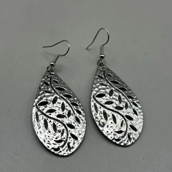 Jewelry - Elegant Silver Hammeted Teardrop Leaf Stayement Earrings